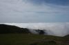 Rzut oka na chmury z g�ry.  Centrum wyspy jest wyniesione 2 km ponad poziom oceanu. To bezwzgl�dnie oznacza, �e nie mo�na zapomnie� o cieplejszym ubraniu na spacerze.
